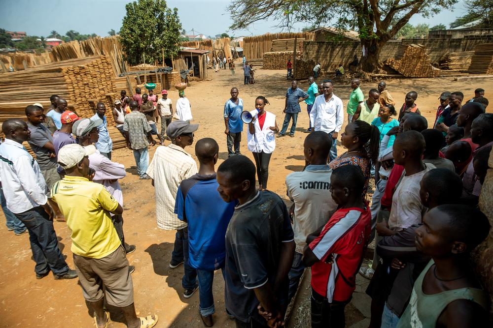 Nicole Niyoyankunze, an MSF health promotion worker, raises awareness among carpenters in the Bwiza district, Bujumbura. [ Evrard Ngendakumana ] 