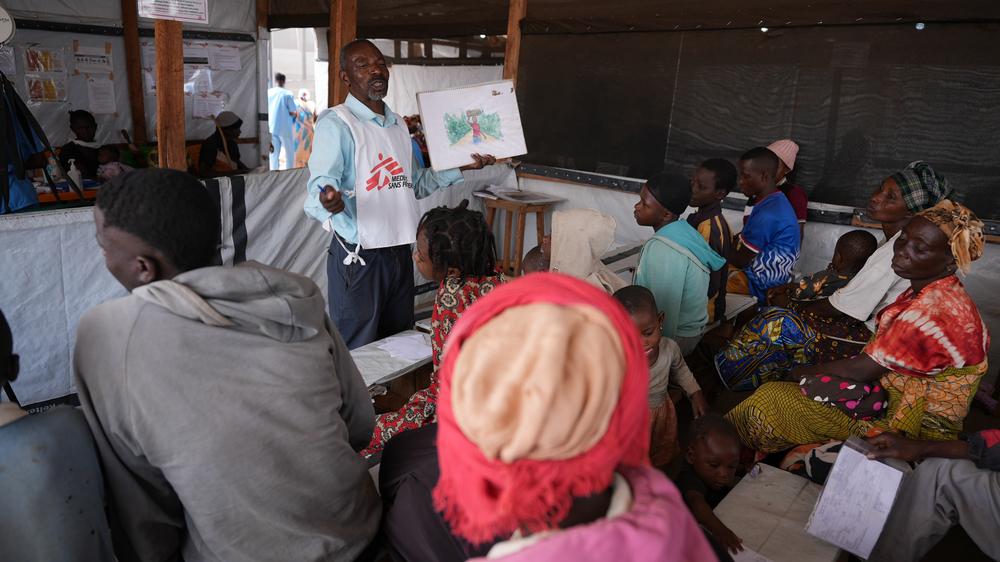 In the waiting room of a health post in Busuma refugee camp, an MSF staff raises awareness among patients about various health issues and available services, including psychological support.
