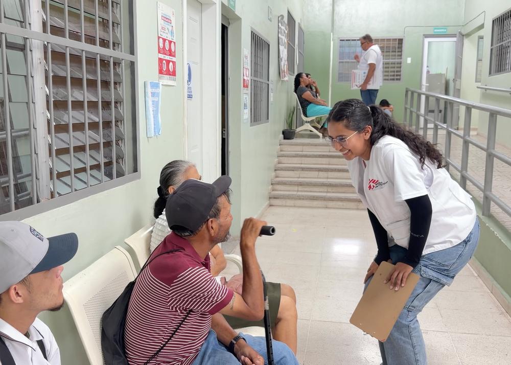 Our Health Promotion teams share valuable information about dengue prevention with people waiting for medical attention at the San Miguel clinic in Tegucigalpa, Honduras.