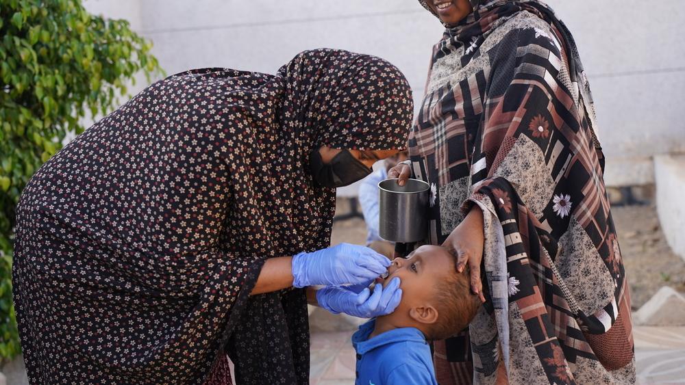 A member of the CATI team administers an oral cholera vaccine to a child in Jigjiga, Ethiopia