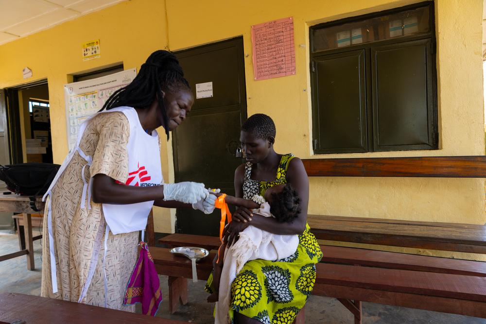 An MSF nurse attends to a patient suffering from measles at Gangura PHCC, a facility supported by MSF. 