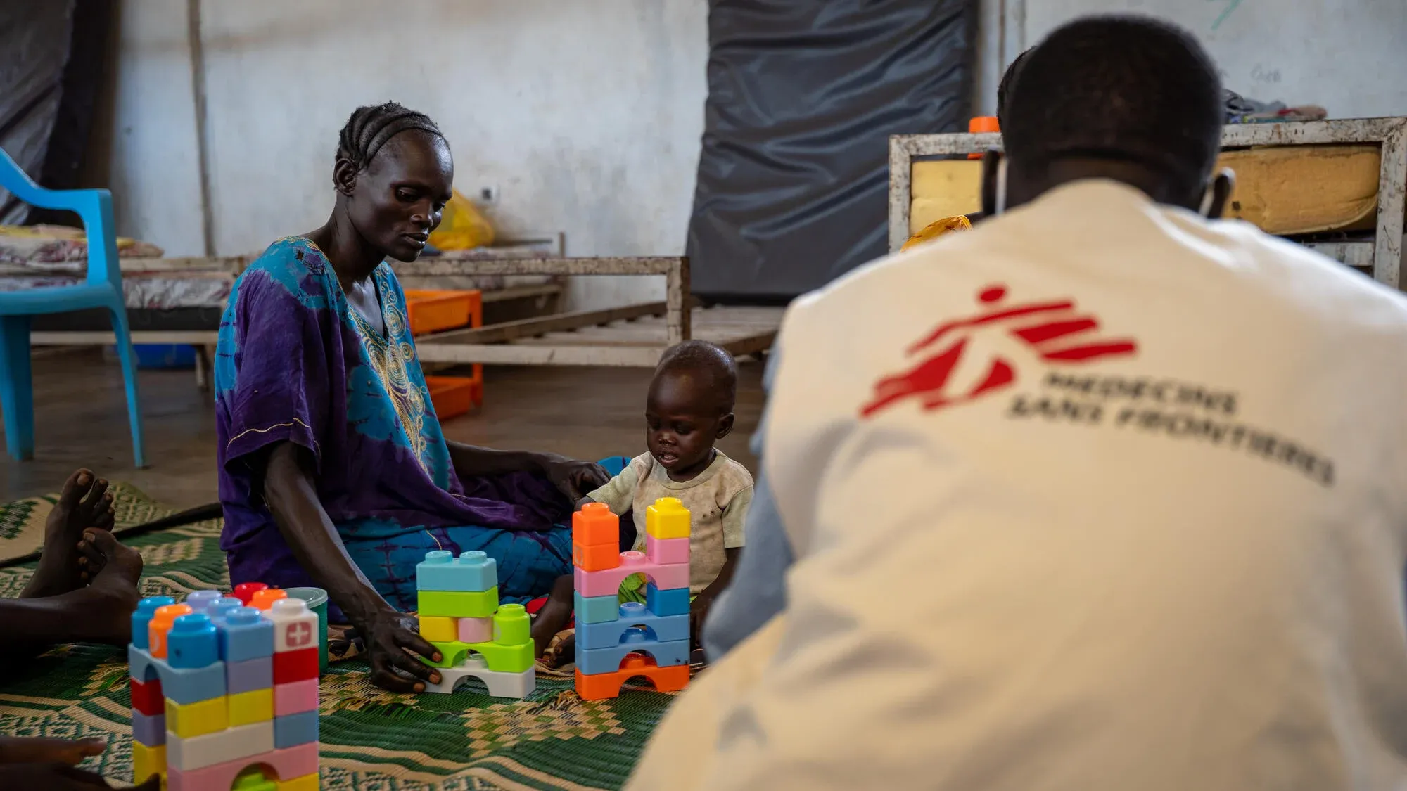 Nyauahial Puoch plays with her child, Nakhan, inside MSF’s inpatient therapeutic feeding centre in Kule refugee camp.