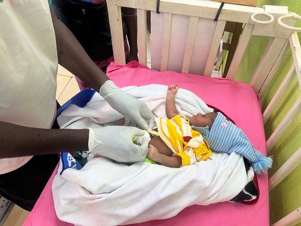 At the hospital, Louisa's child was able to receive a consultation. Once the medication had been collected, the mother and her daughter were taken back home by a motorcycle taxi.