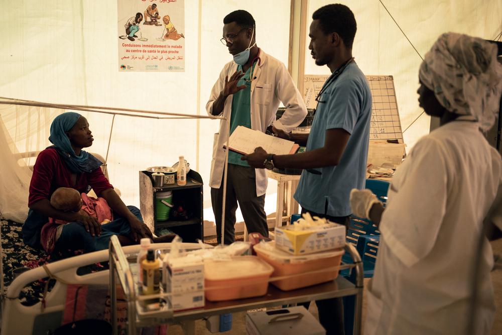 A doctor and nurses from the medical team of the Inpatient Therapeutic Feeding Centre (ITFC) run by Médecins Sans Frontières explain the next steps of treatment to Halima Hamdan, 35, Sudanese. Her son, Nassir Hamat Mahamat, 20 months old and weighing 4.7 kilograms, is being treated for severe acute malnutrition with complications at the Adré Urbain health centre in Adré, eastern Chad.