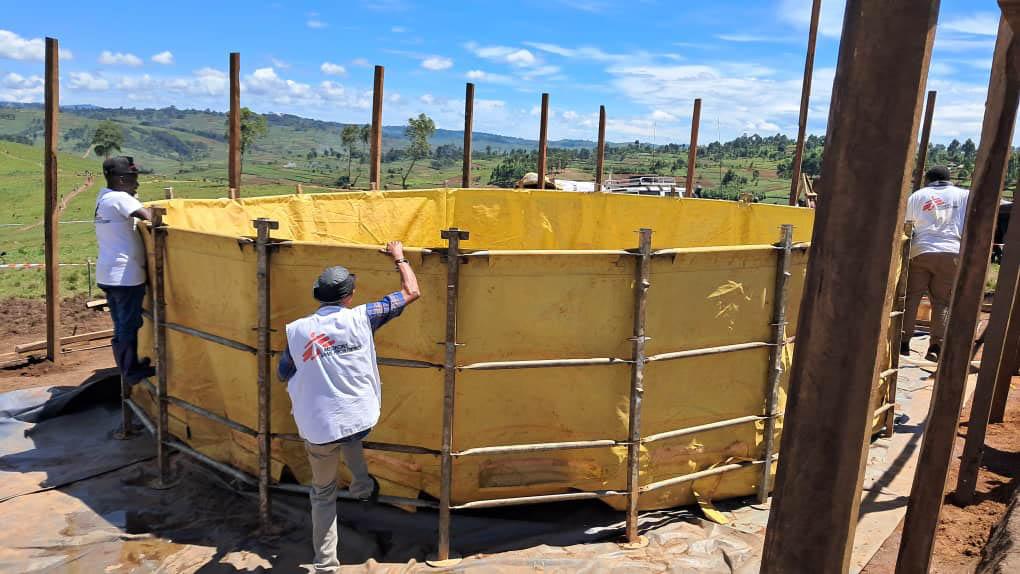 A water point set up with MSF support at the Plaine SAVO site (Fataki). Despite ongoing efforts, the available infrastructure remains insufficient given the growing number of displaced people living at the site.