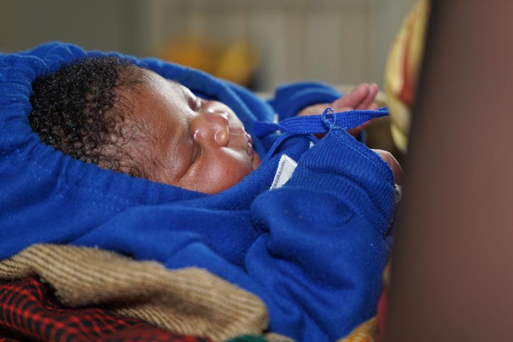 A mother carries her baby in the maternity ward at the MSF Hospital in Nduta Camp.