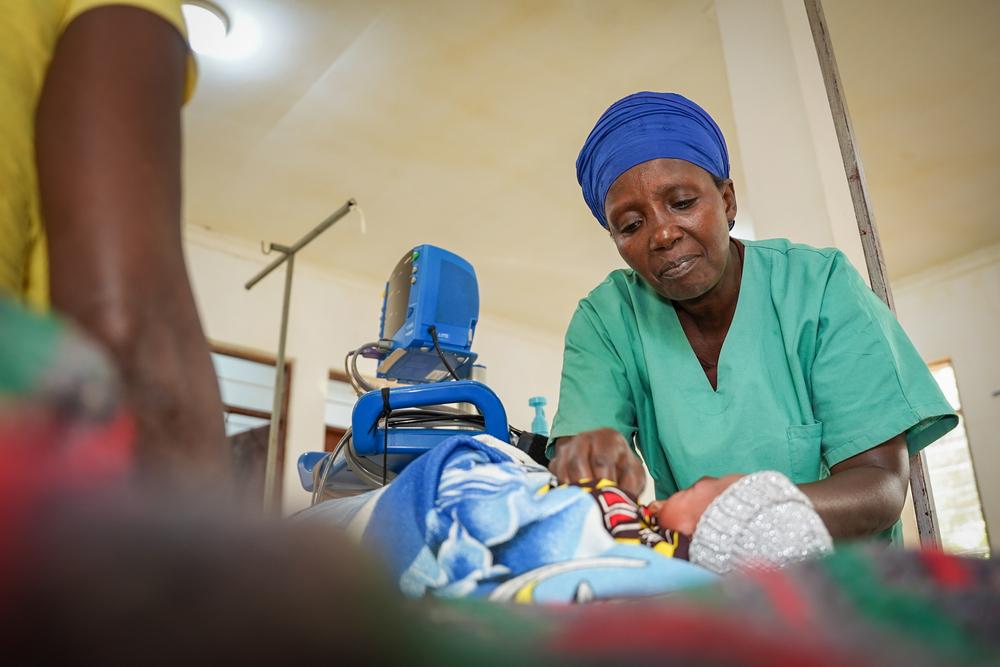 Nurse aide, Ndayumvire Antoinette attending to a child in the maternity ward at the MSF Hospital in Nduta Camp.