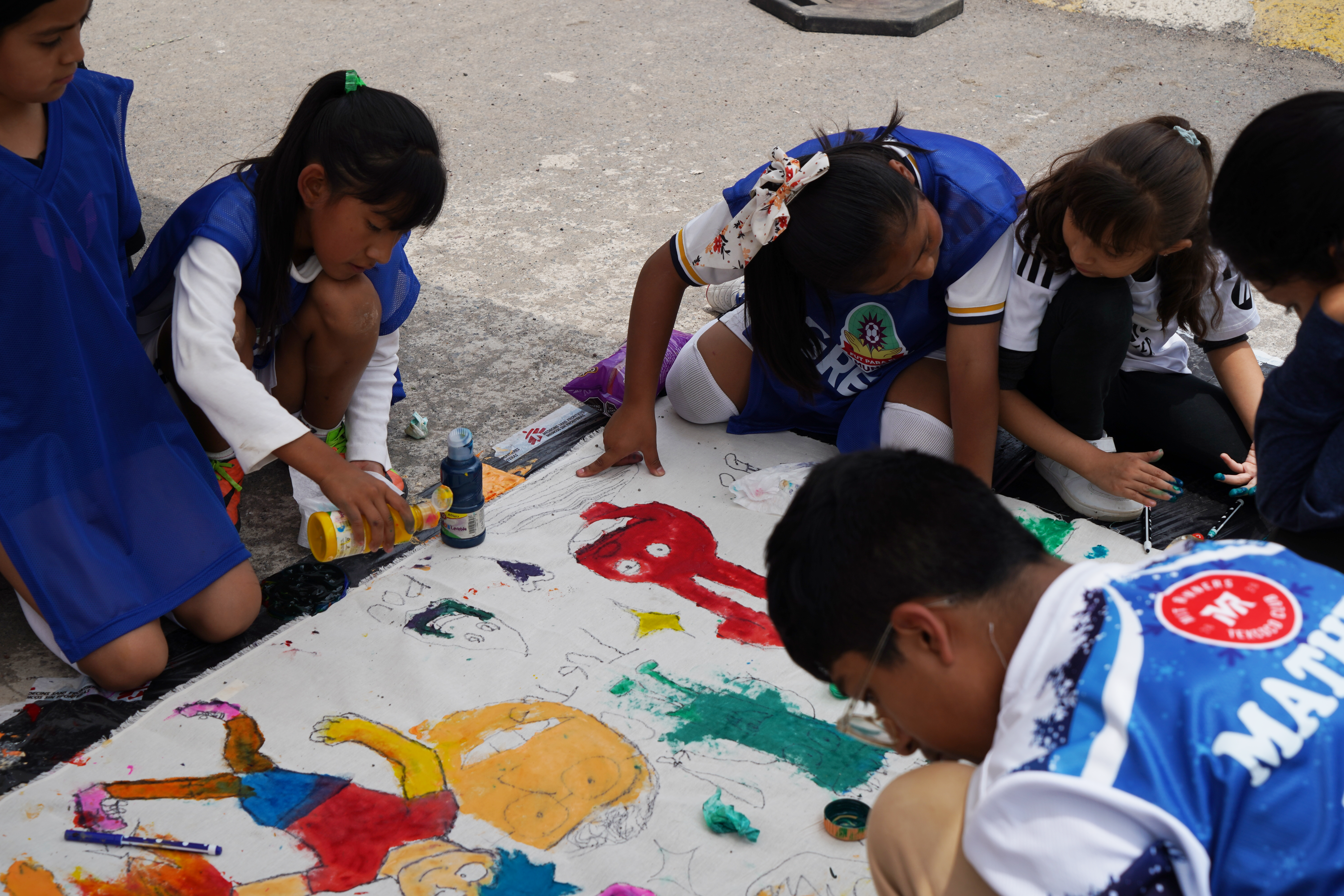 Some kids, in between the matches, worked with an MSF member on a drawing while MSF's HP talked with them.