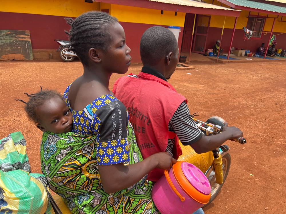 Pamela Yetinzapa lives in the village of Boungou 1, 25 km from Bria, accessible only by a track in poor condition. She was able to use a motorcycle taxi free of charge to come to the hospital with her baby, who is suffering from malnutrition.